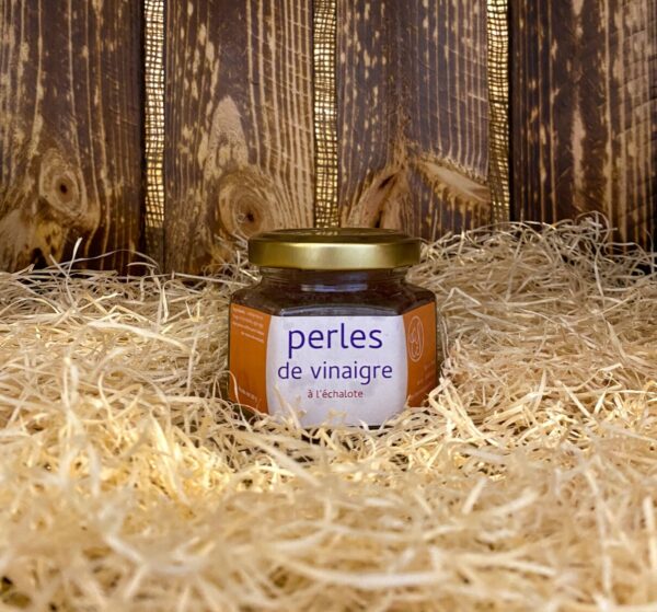 Pot de perles de vinaigres artisanal à l'échalote de 80 grammes, côté face.